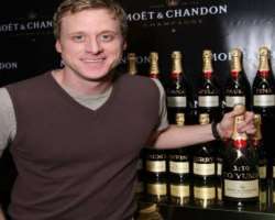 Alan Tudyk consuming alcohol